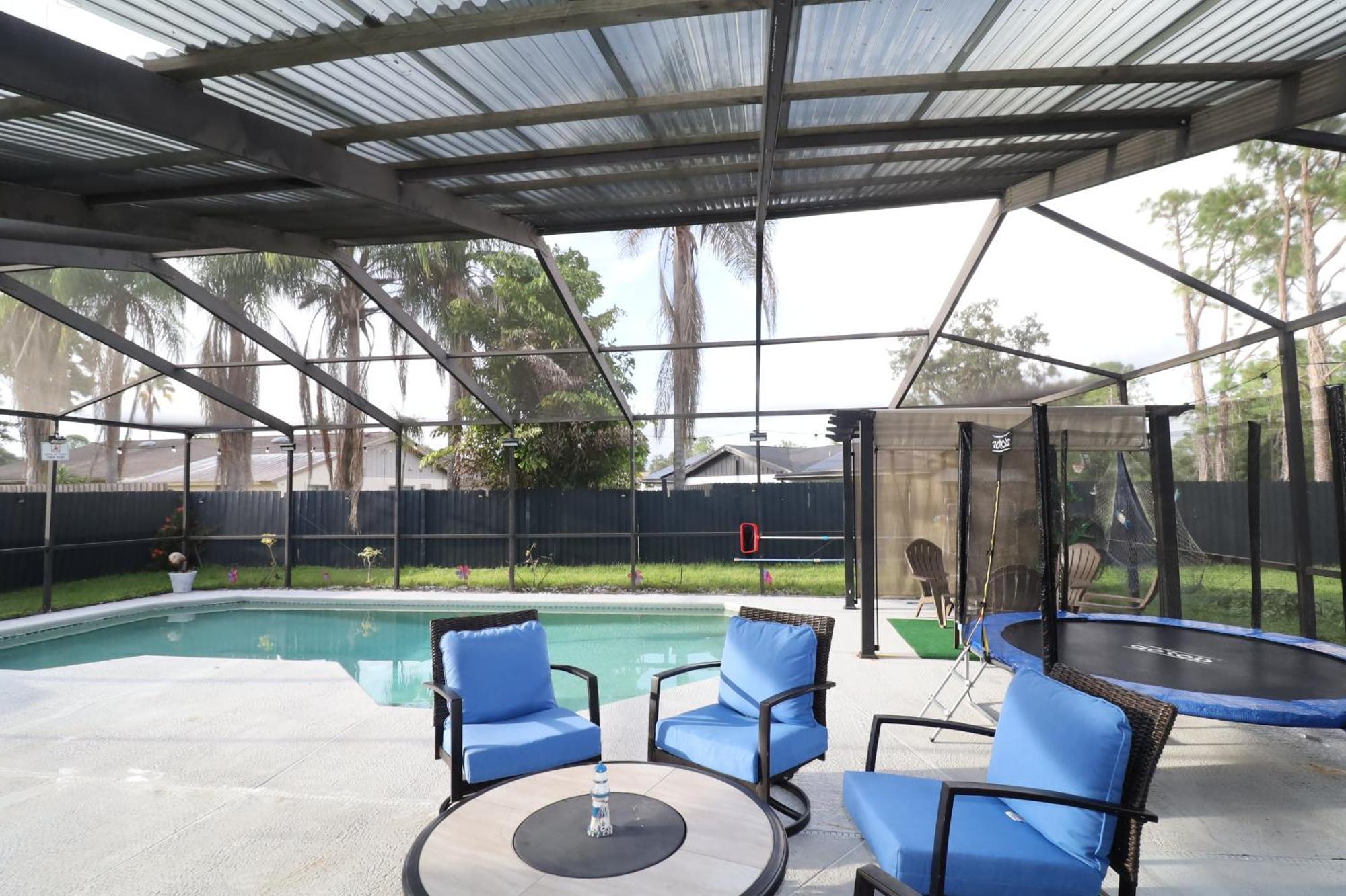 Luxury Pool- Ideal Paradise To Play & Work Holiday home Tampa