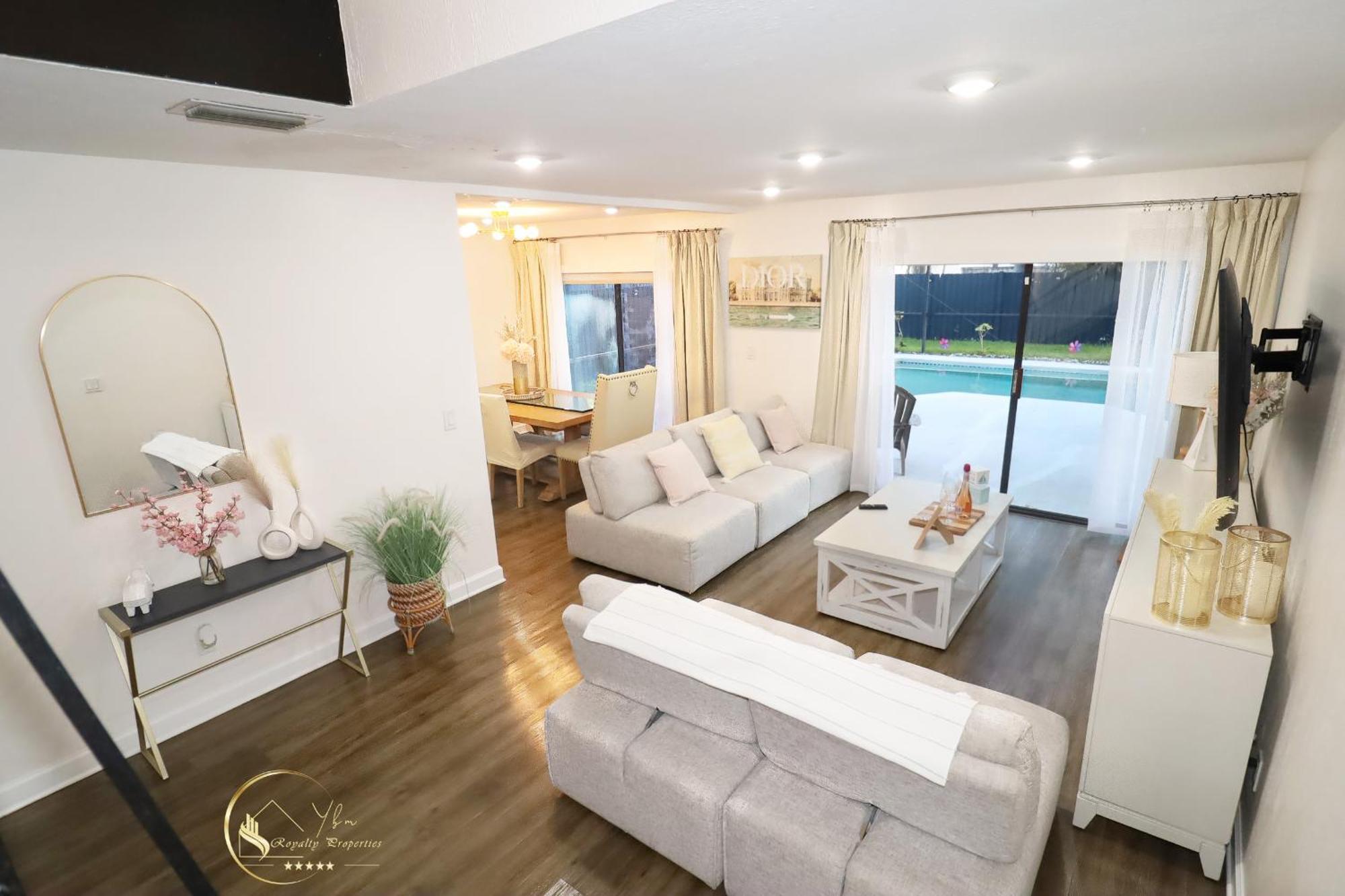 Luxury Pool- Ideal Paradise To Play & Work Holiday home Tampa