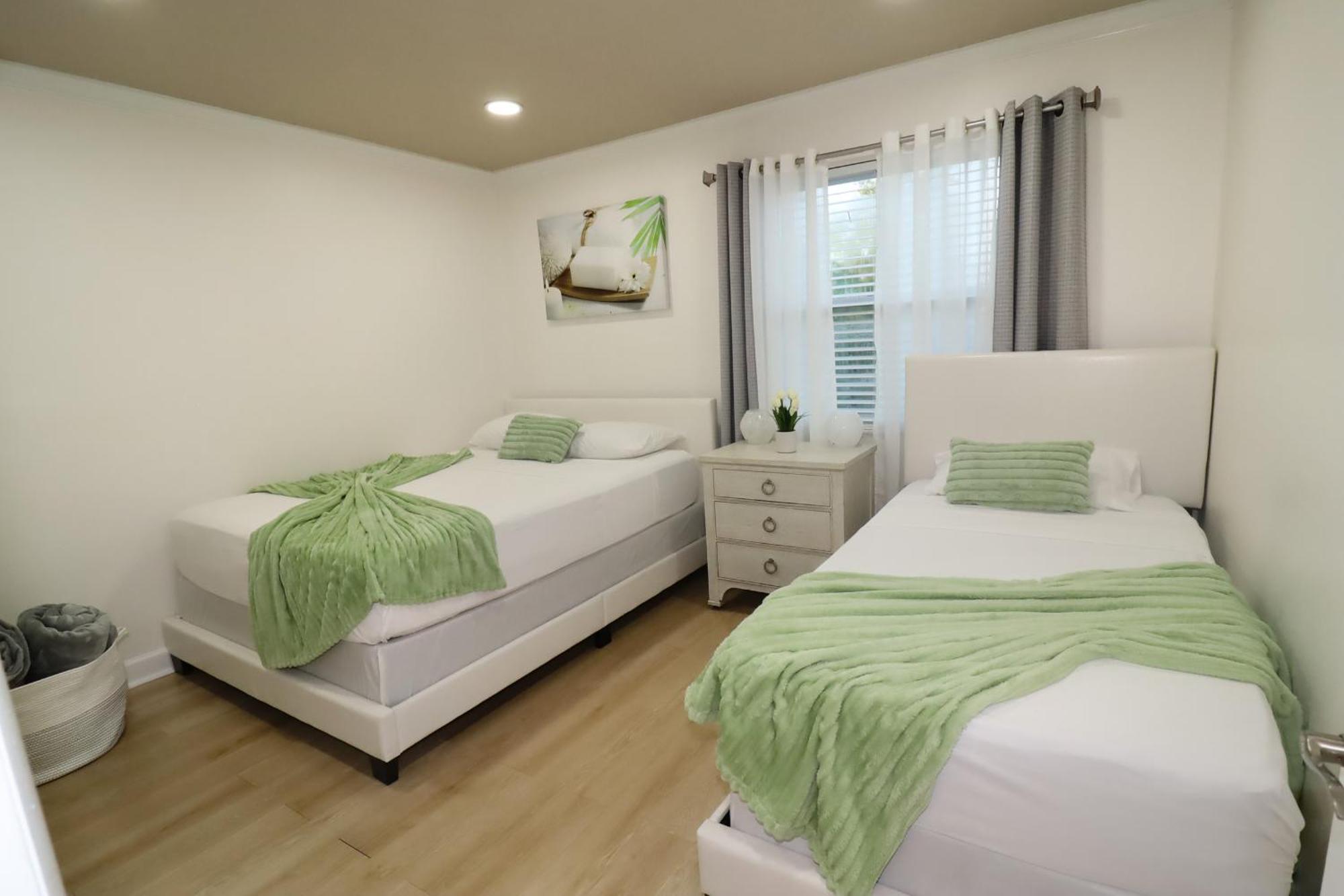 Luxury Pool- Ideal Paradise To Play & Work Holiday home Tampa