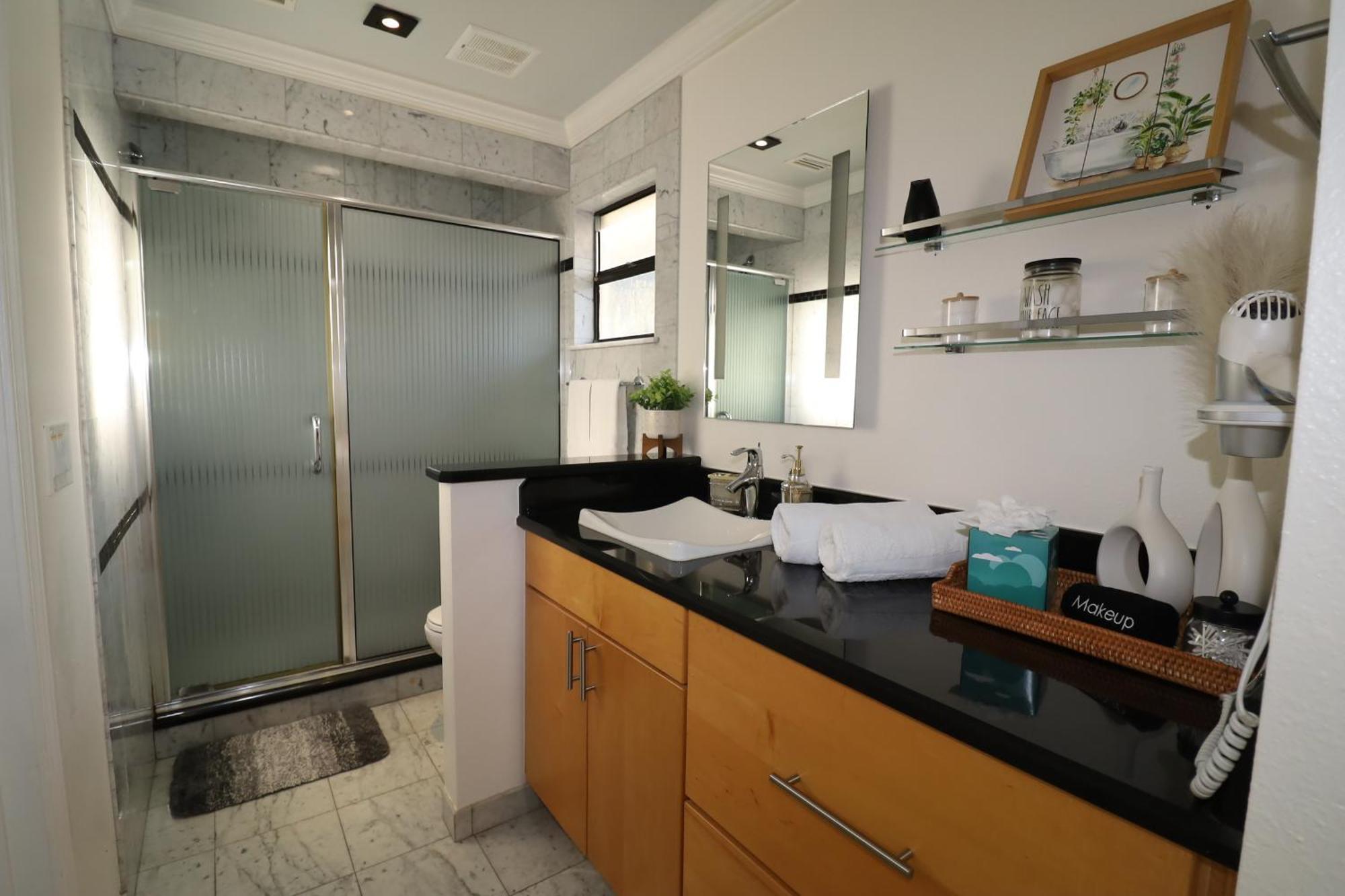 Luxury Pool- Ideal Paradise To Play & Work Holiday home *