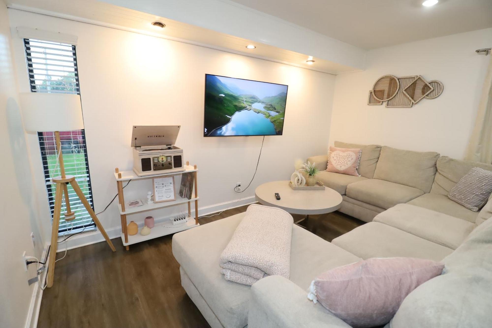 Luxury Pool- Ideal Paradise To Play & Work Holiday home Tampa